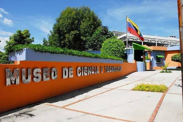 Fachada del Museo de Ciencia y Tecnología durante sus primeros años