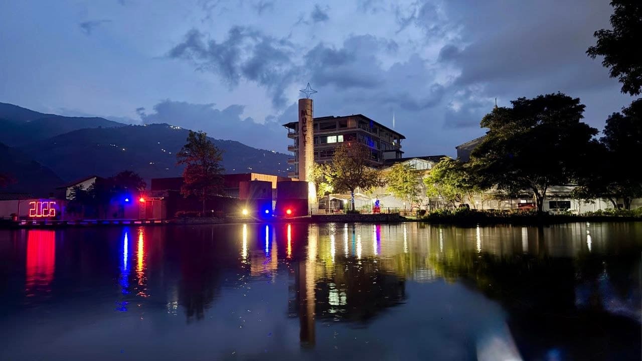 Vista nocturna del Museo de Ciencia y Tecnología de Mérida junto a la laguna